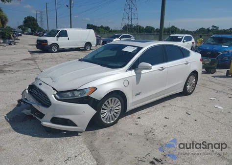 2013 Ford Fusion Energi Titanium z USA, uszkodzony, nr VIN 3FA6P0SU0DR239890